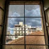 ...lasciano intravedere le basse palazzine del Libert�, che accerchiano il massiccio edificio